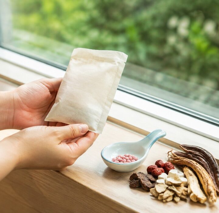 성북 다이어트 한약 - 미올한방병원 성북점의 한약 파우치와 핑크다이어트 환